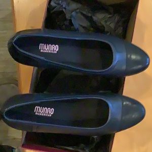 Munro JillianNavy Multi. Small heel.  9.5 medium.  Excellent condition.